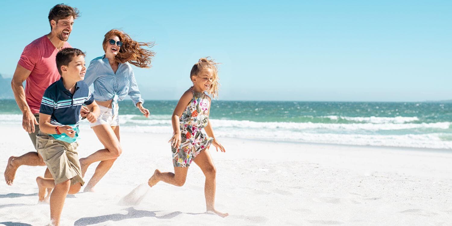 Famille québécoise sur la plage